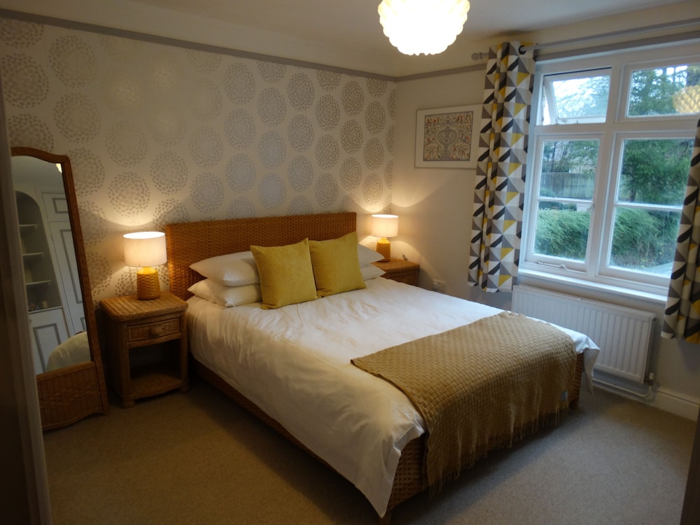 Spacious Apartment in Winchester view 3
