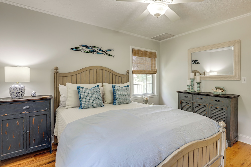 3 Mi to Beach: Pawleys Island Cottage