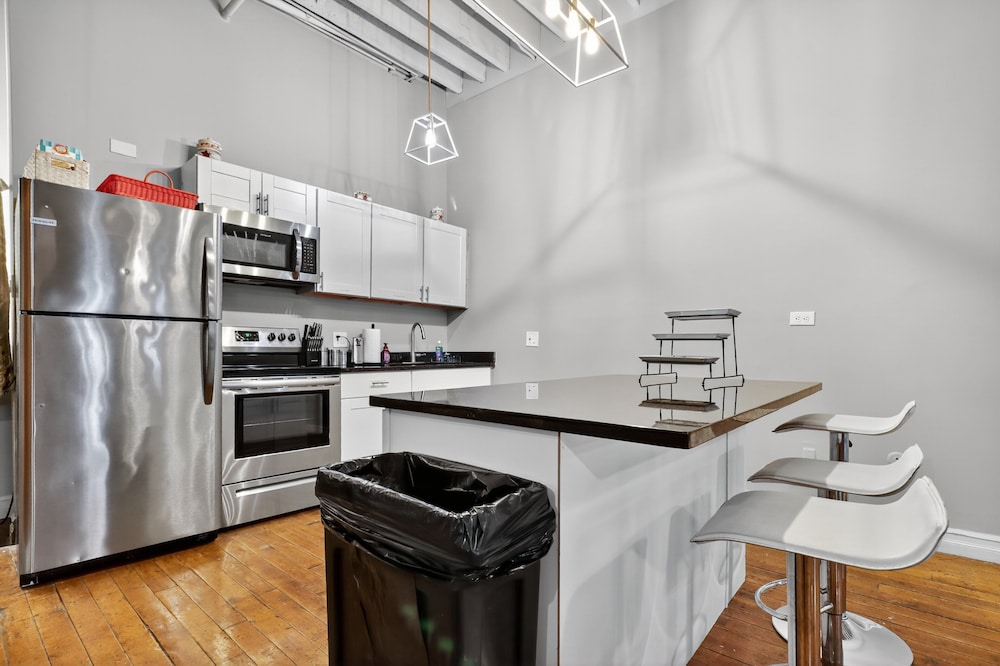 Huge 'man Cave' 2 Mins From Downtown Detroit 1 Bedroom Apts
