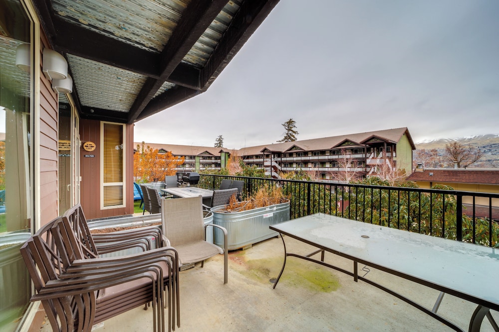 Walk to Lake Chelan: Condo w/ Pool Access