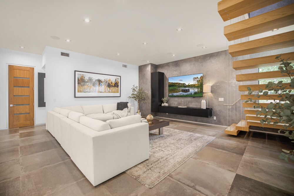 Louise Modern - Luxury Smart Estate in Encino w/ Pool, Gym & Spa