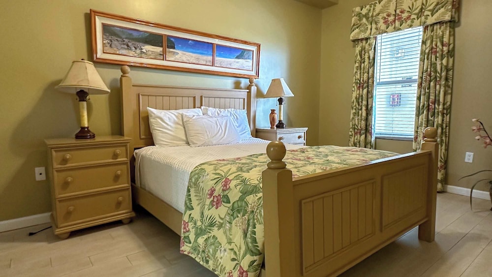 Spacious 3-bedroom Beachfront Condo Pool, Large Balcony