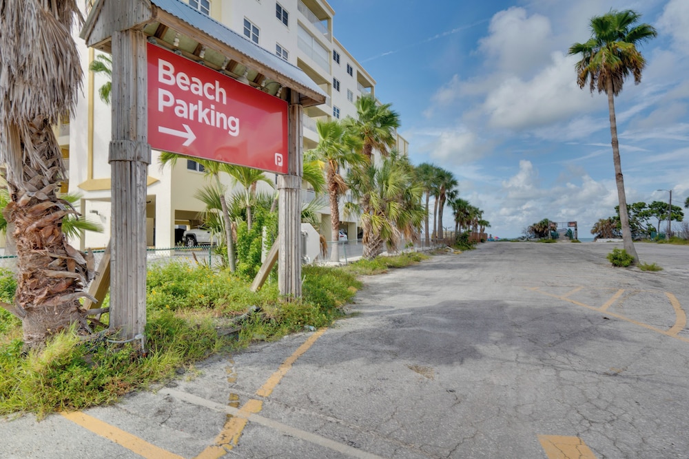 Walk to Redington Beach: Renovated Duplex w/ Patio