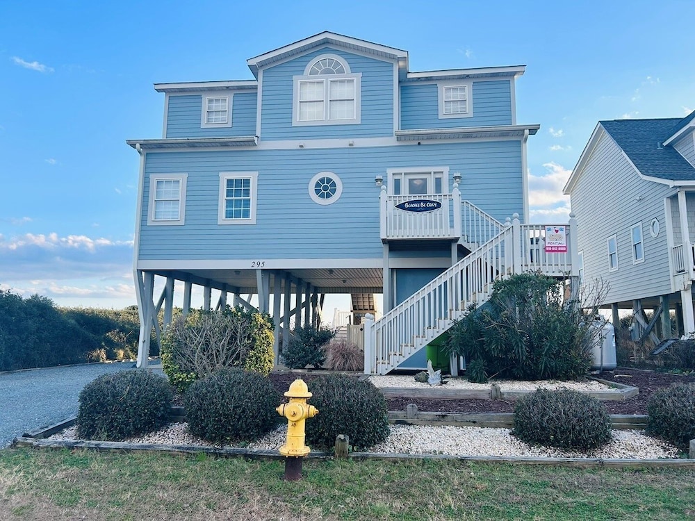 Sunny Times 4 Bedroom Home by RedAwning