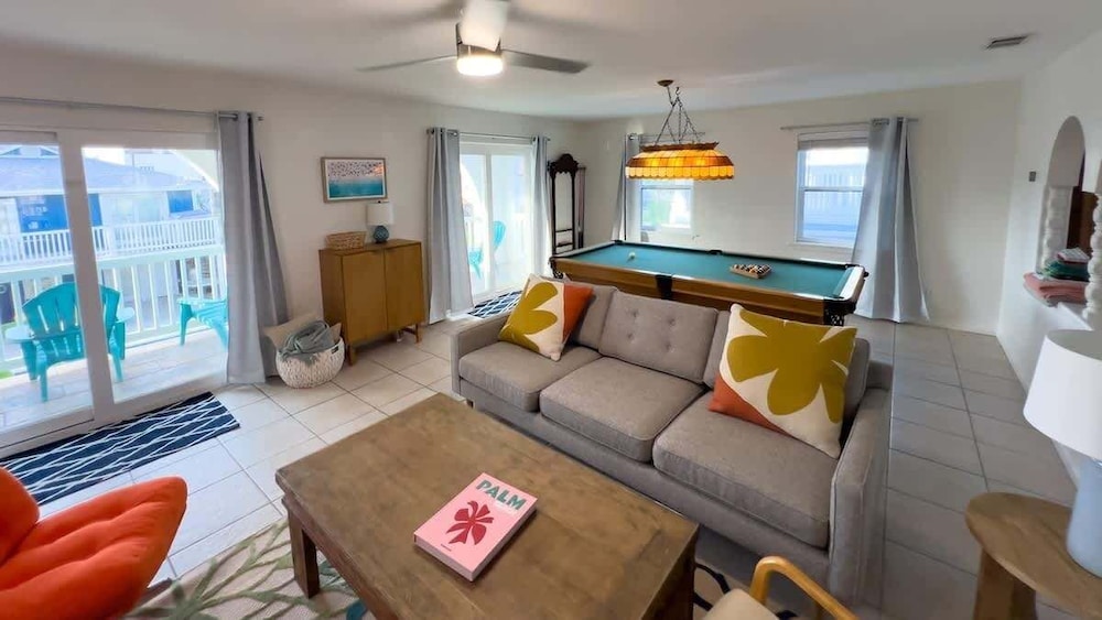 Fun Retro Island Vibe Sleeps 17 Beach 1 Block 4 Bedroom Home