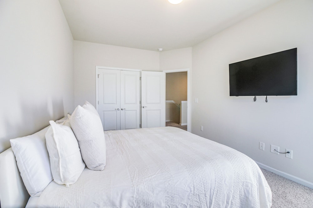 7 Mi to Uptown: Townhouse w/ Patio in Charlotte!
