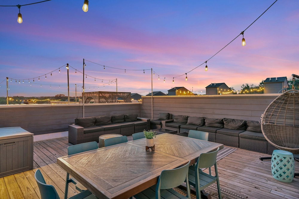 Rooftop Deck 2 Car Garage Near Downtown Nashville