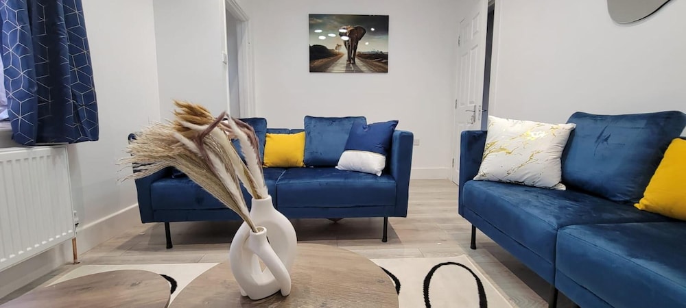 Dagenham - House - Sleeps 4 - Garden - City Centre
