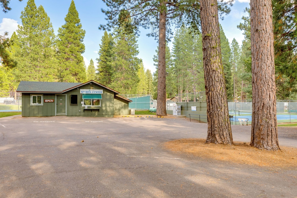 1 Mi to Beach & Golf Course! Lake Almanor Cabin