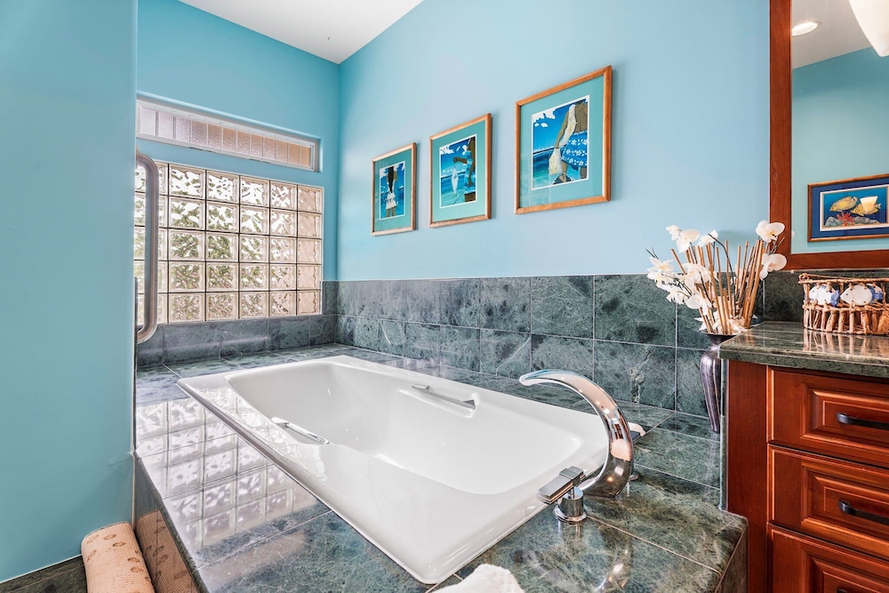 Close to Beaches & Restaurants - Spacious Townhome - Concierge Incl- Vrkcv