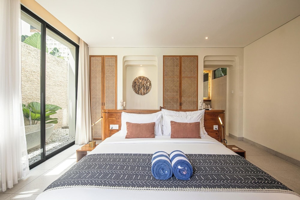Chic 4-br Villa in Central Seminyak, Beach 5 Mins