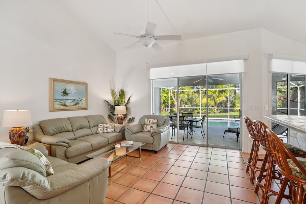 Relaxed Tropical Retreat 5 Miles To Beach 3 Bedroom Home