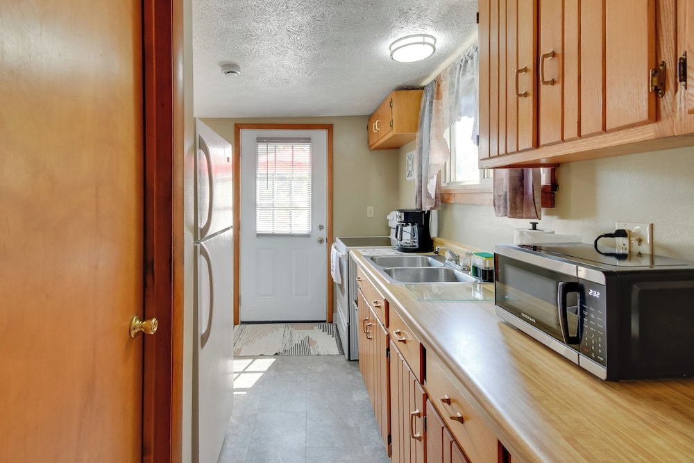 Riverfront Couple's Retreat, 3 Mi to Seneca Lake!