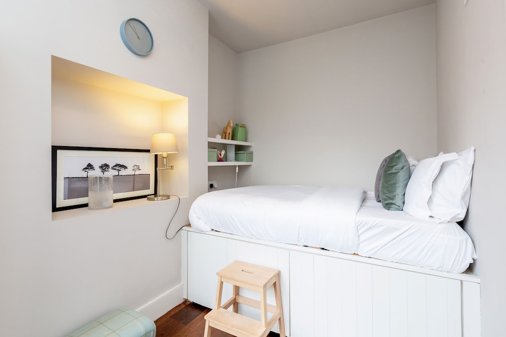 Vauxhall Park Views - 2 Bed Flat by BaseToGo