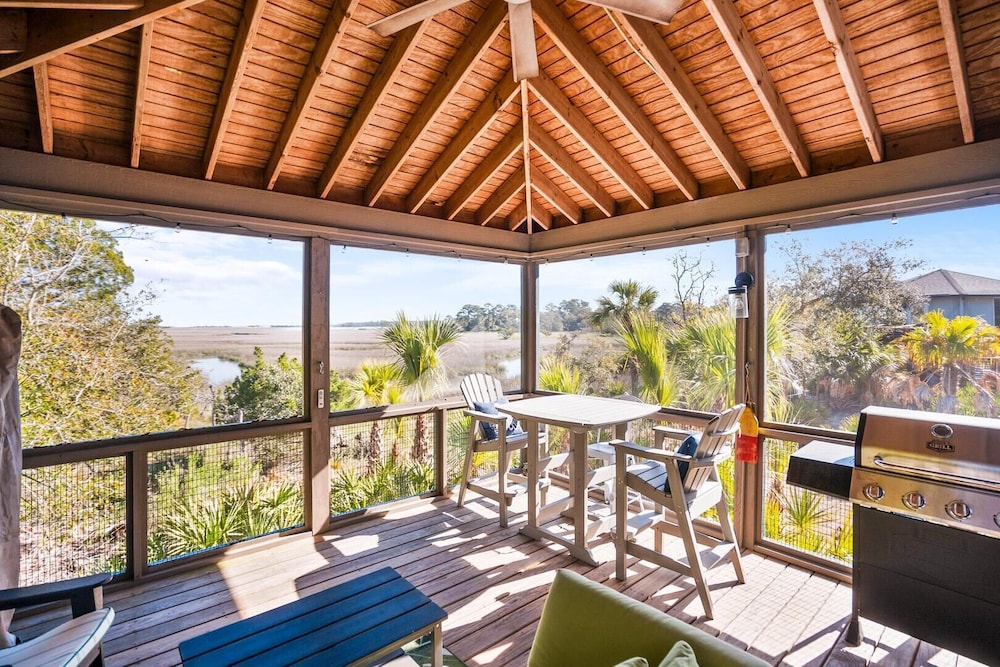 Charming 2-bed, 2-bath Home, Resort Access and Golf Cart Included!
