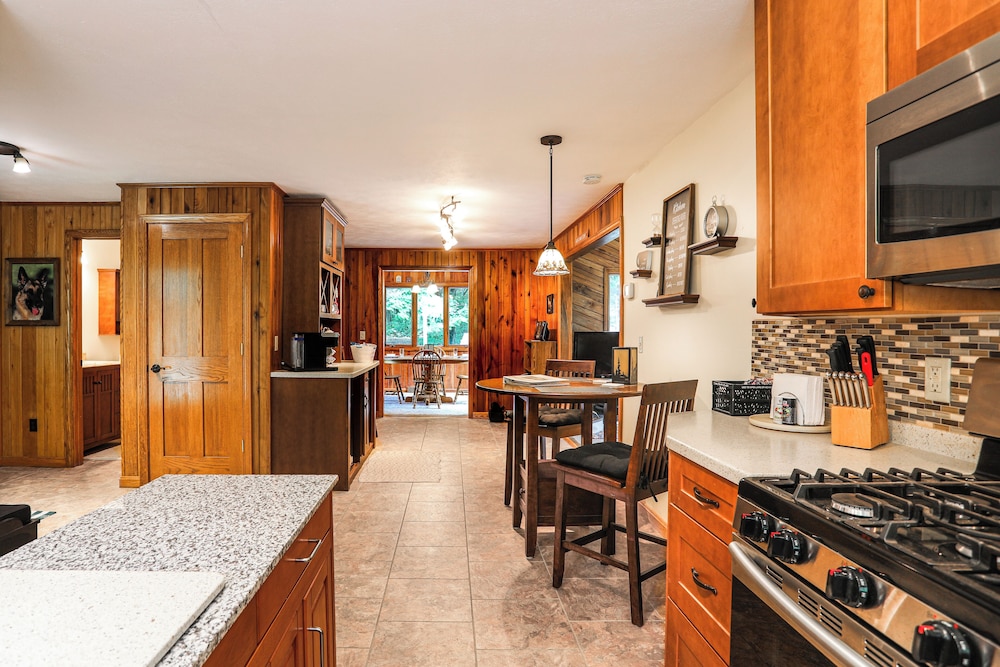 Wooded Retreat on 5 Acres: 6 Mi to Edinboro Lake!