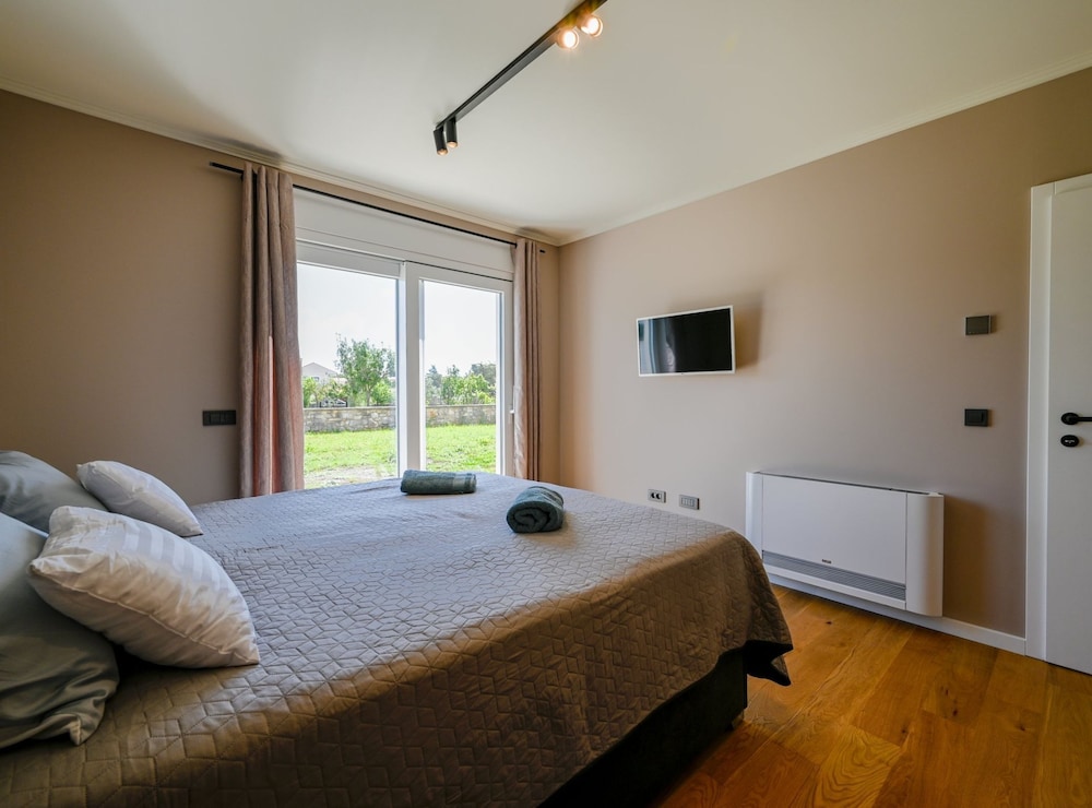 Matohanci Dazzling Villa With Pool