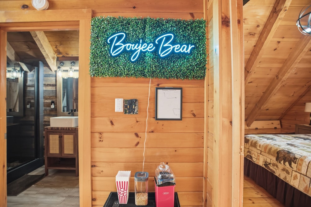 Boujee Bear Cabin With Hot Tub & Putting Green 2 Bedroom Cabin