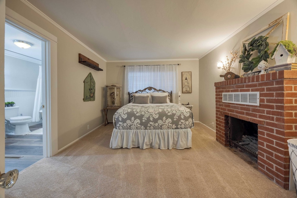 Luxury Wine Country Haven + Vineyard Views Near Top Wineries Adelaida Farmhouse