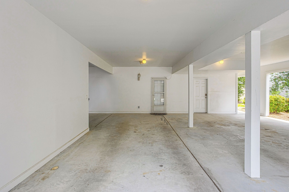 Marina & Pool: Roomy Golf-view Home in Southport