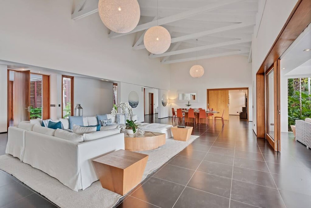 Beautifully-designed Contemporary Villa