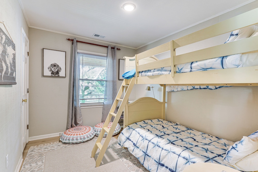 3 Blocks to Beach Access: Coastal Carolina Apt
