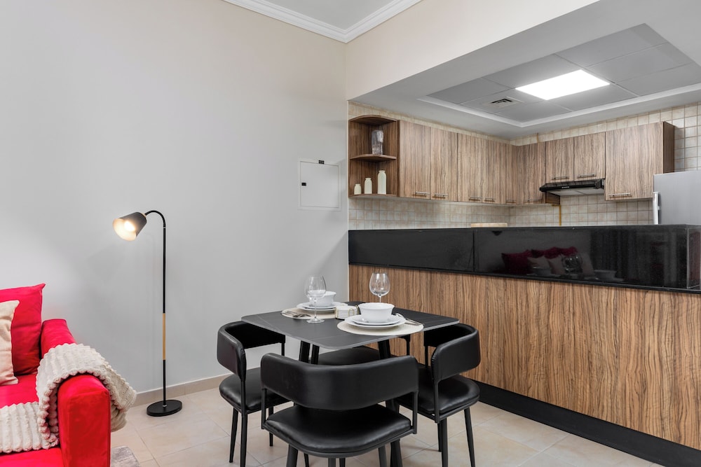 Maison Privee - Comfortable Downtown Apartment w/ City Skyline Vws