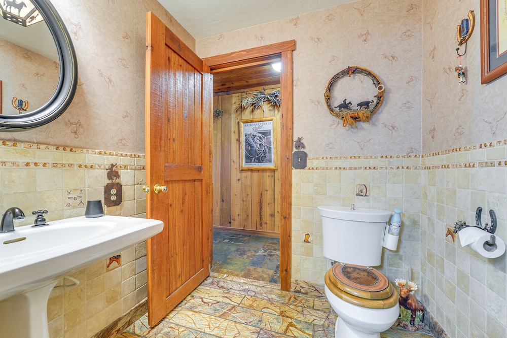 Stunning Mountain Views: Spacious Cabin in Dubois!