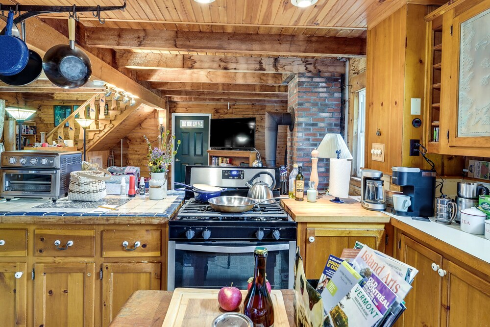 Cozy Adirondack Cabin Retreat in West Chazy! view 5