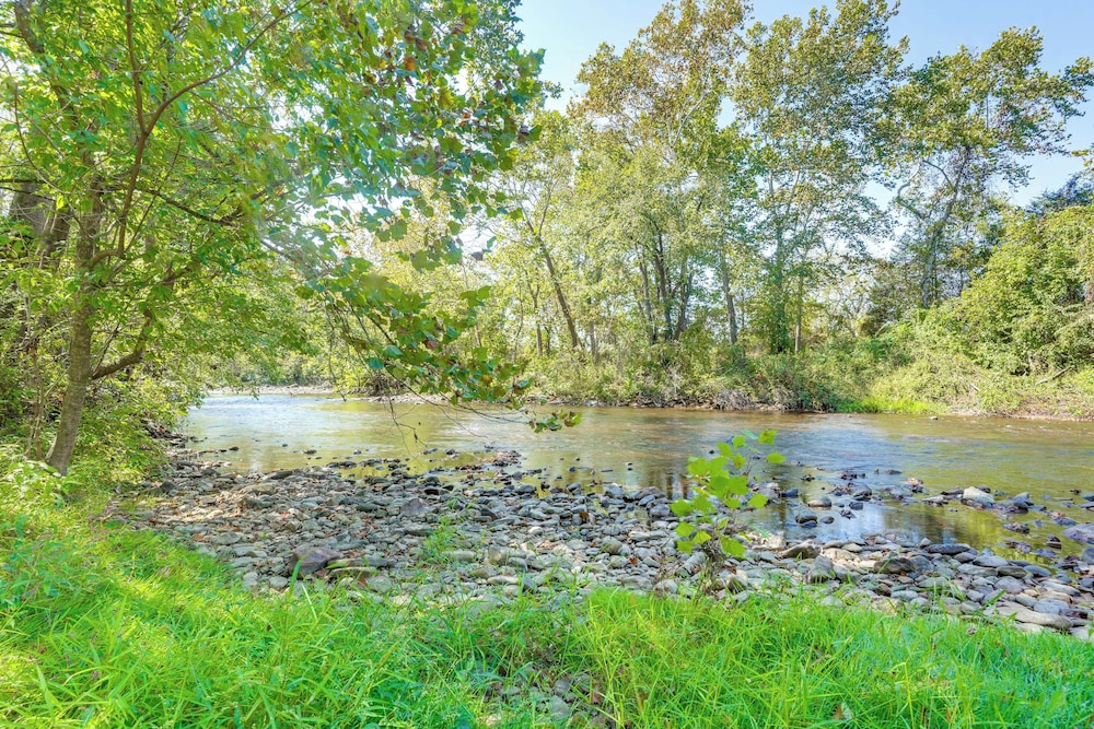 Shenandoah Valley Riverside Retreat Near Wineries