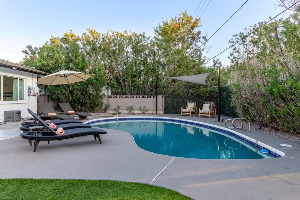 Ochenta Modern Retreat Htd Pool Spa Putt Grn Gym