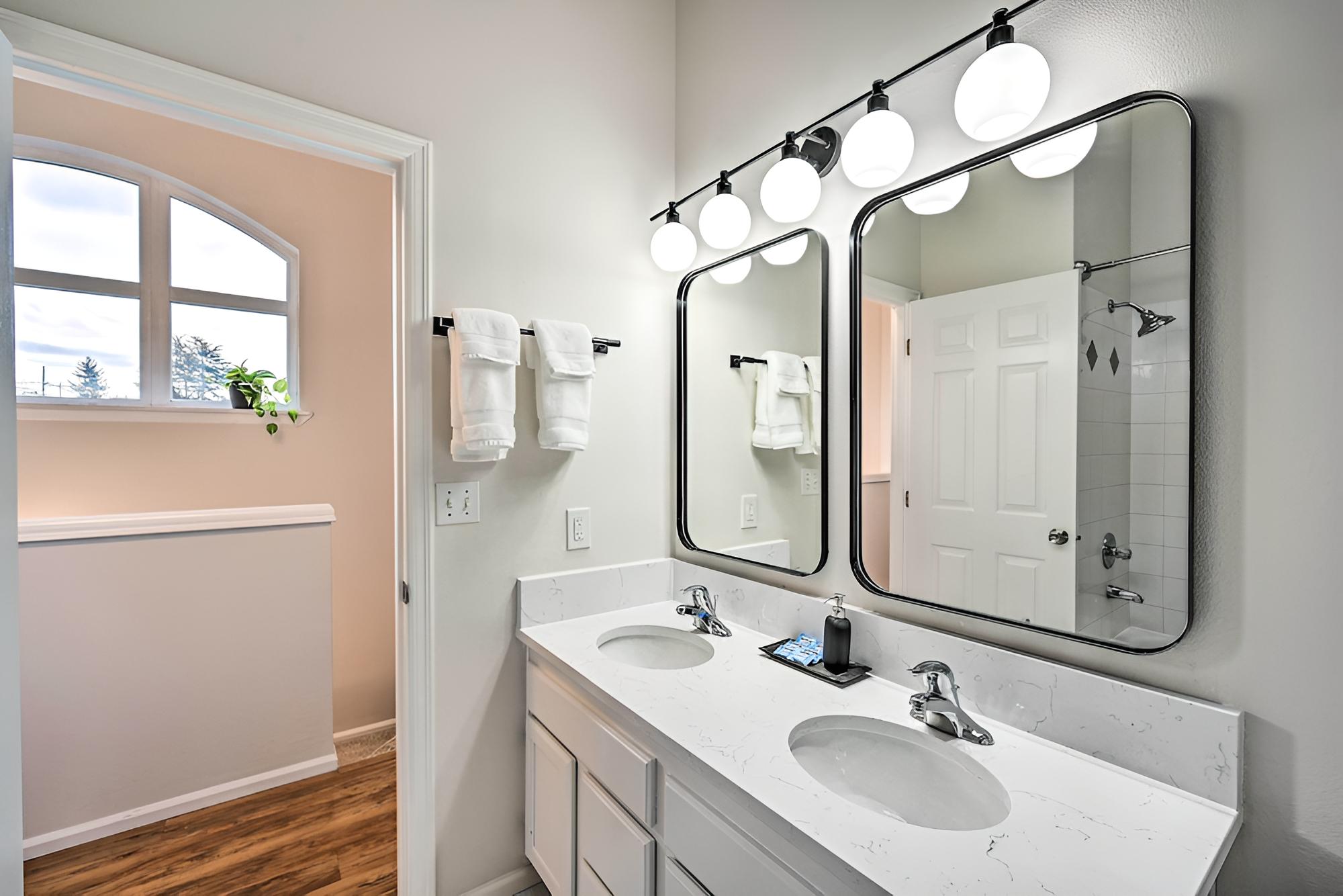Seattle Townhome, Walk to Golden Gardens Park view 2
