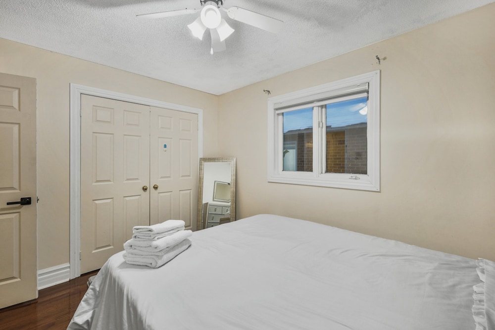 Mississauga Retreat Your Spacious 5-bedroom Home