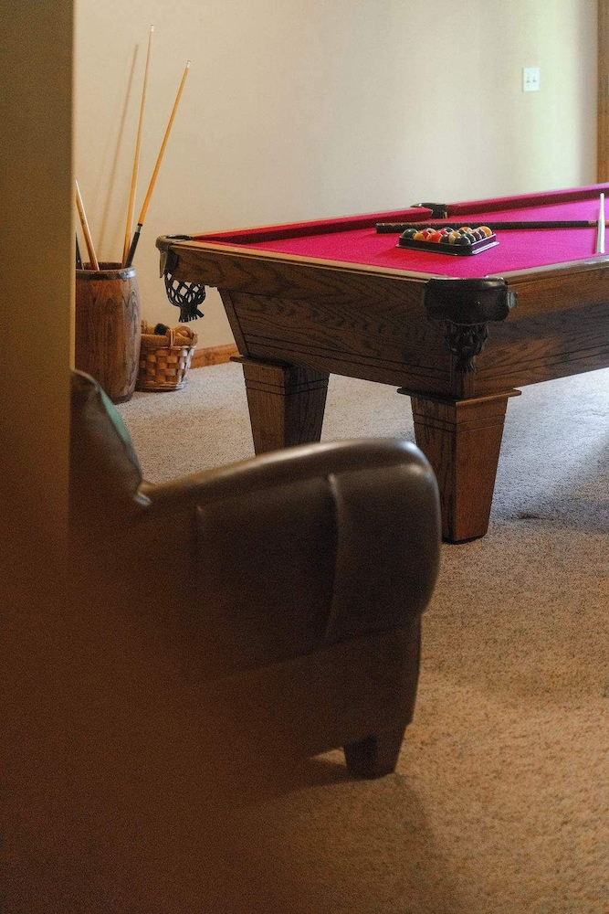 Cheerful Two Bdrm Cabin With Hot Tub & Pet Friendly