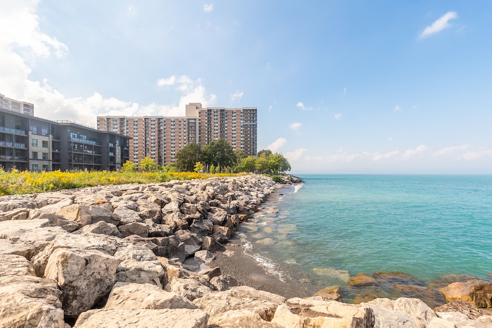 Modern 3BR 2BA Townhome in Lakeshore