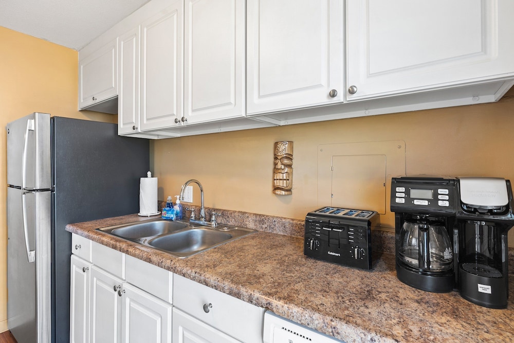 Kalama Terrace P-307 - 3rd-floor Walkup, 7 min Walk to Charley Young Beach, AC!