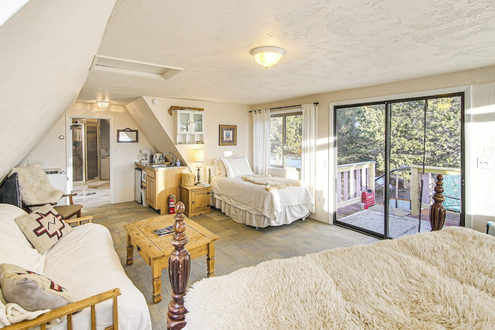 Near Hiking: Tranquil Crestone Studio w/ Deck!