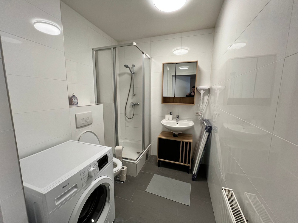 City Center Metro 1BR 1LR King Bed