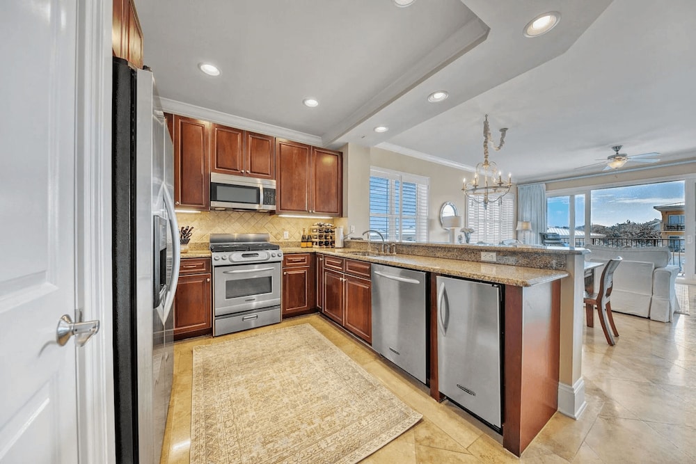 Salt Water Express by Avantstay Top Floor Corner Unit Adagio