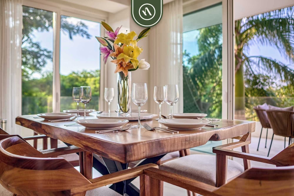 Luxury 2 BR Condo Near Golf Courses and Marina