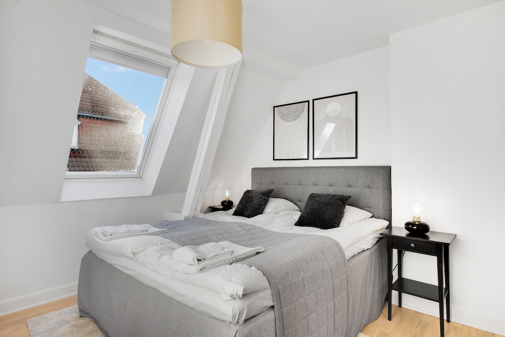 Sanders Leaves - Cute 1-bdr Apt w Terrace view 2