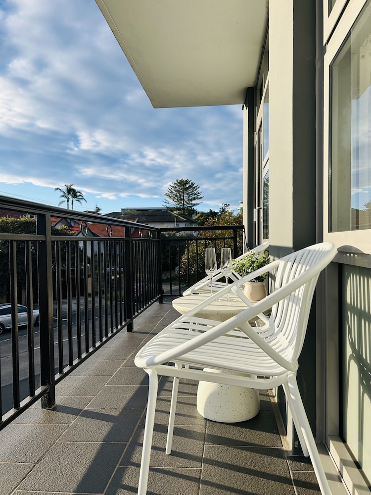 Bright 2-bed Flat With Balcony in Vaucluse
