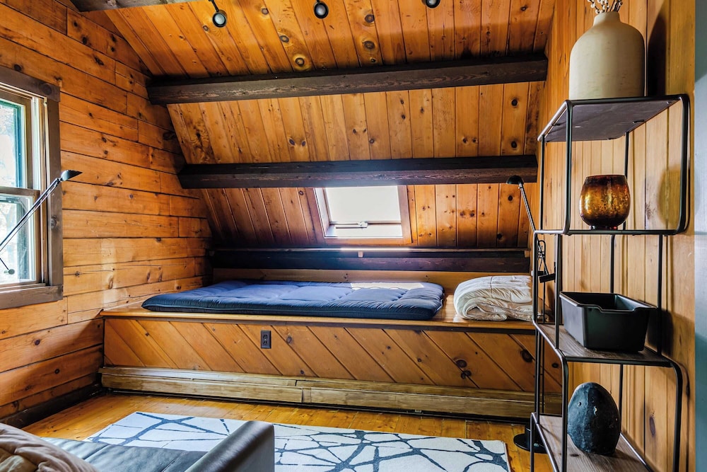 Pool+hot Tub, Firepit Near Hikes, Shops, Dining Cragswood Lodge by Avantstay