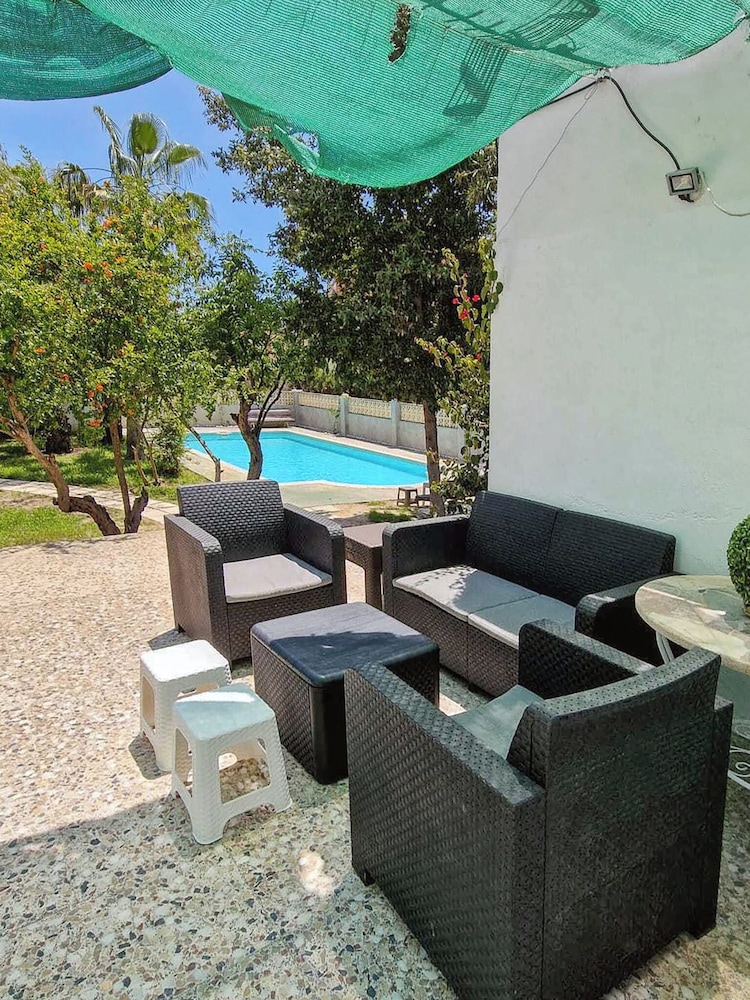 House With Exclusive Pool and Garden 7 min Walk From the Beach and the Center