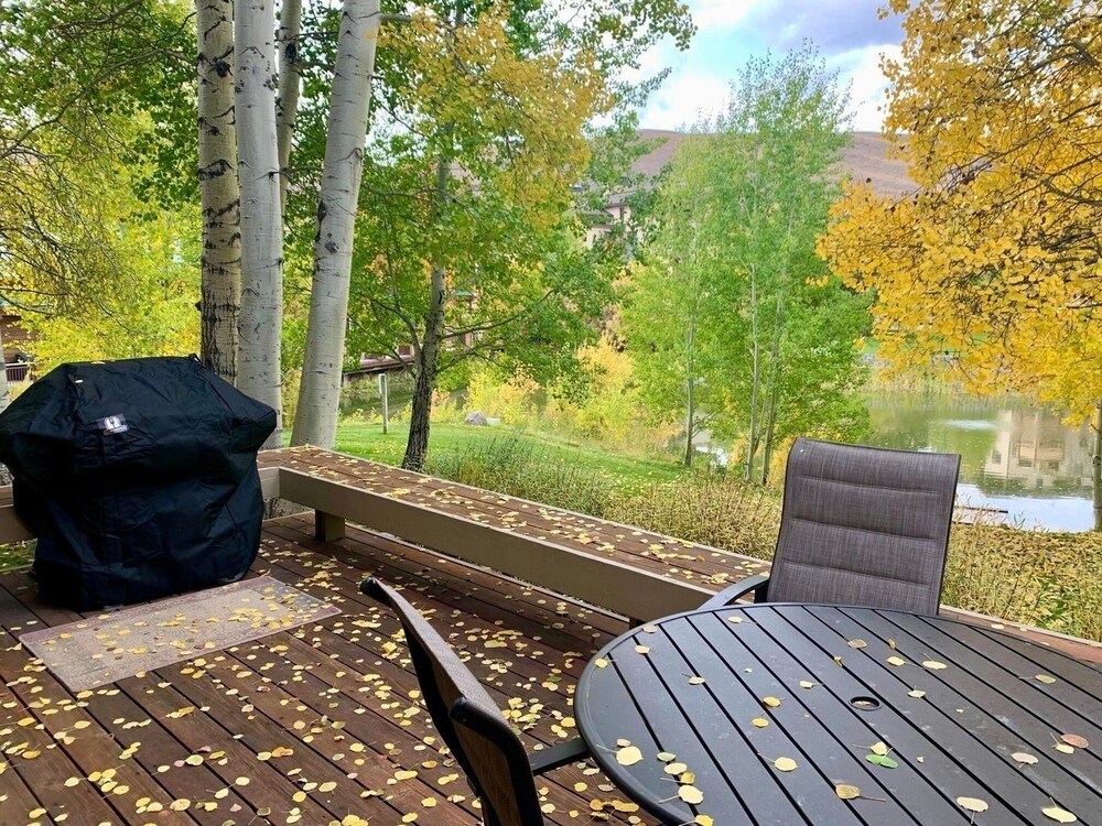 Bonne Vie 2247 Sunny & Spacious 4 Bedroom Condo in the Heart of Elkhorn Village