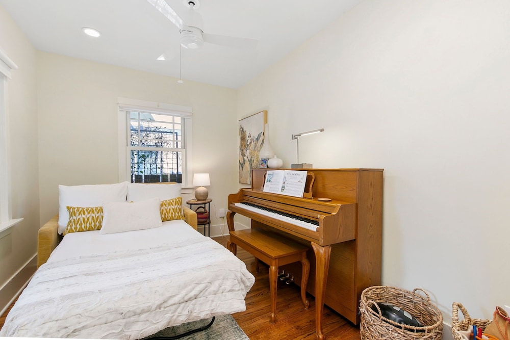 Maple Courtyard - Old Town w/ King Suite & Piano