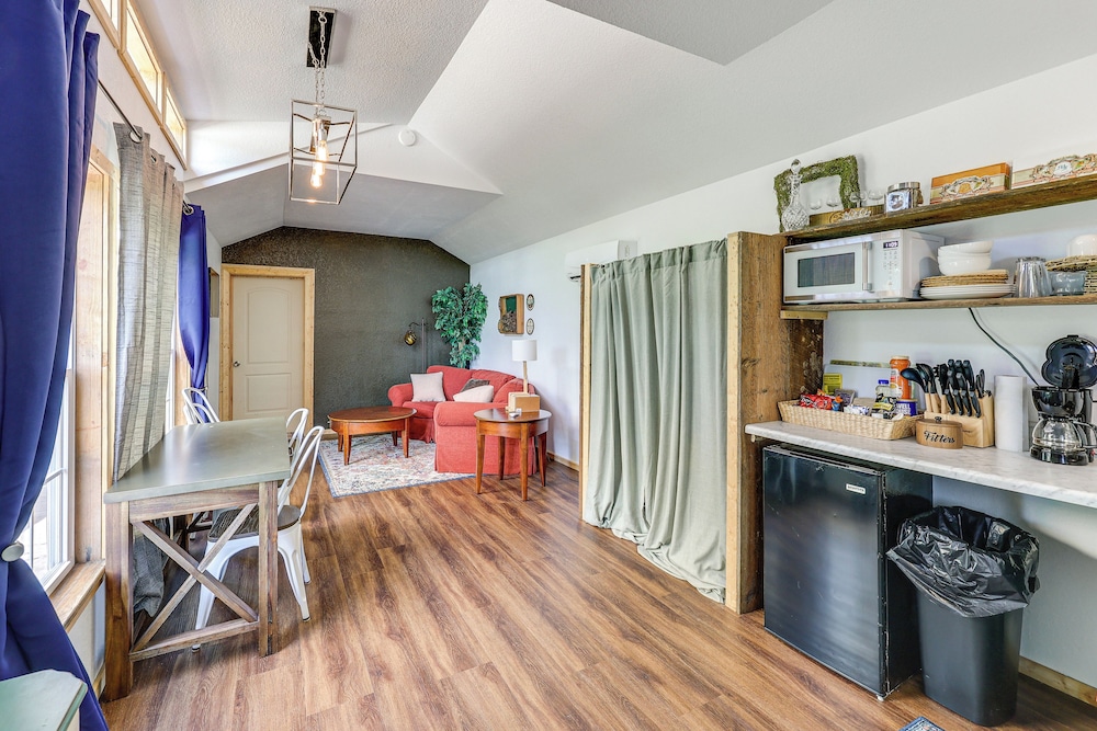 5 Mi to Lake Ouachita: Peaceful Cabin Retreat