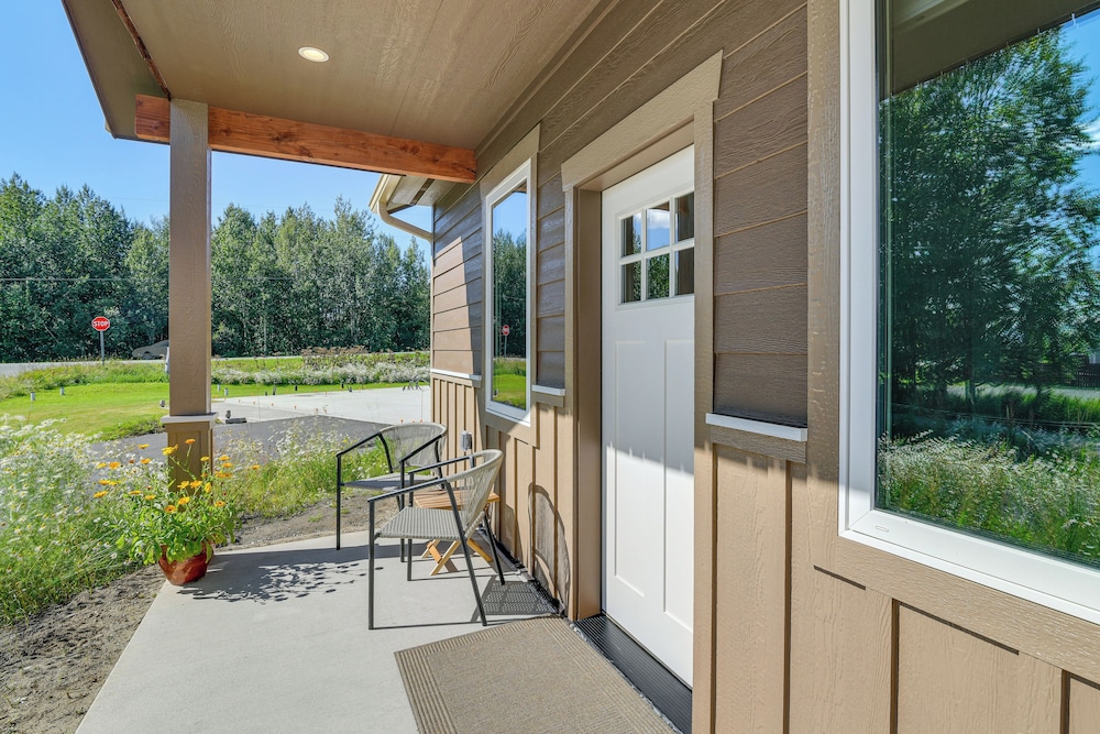 2 Mi to Dtwn Palmer: Custom Valley Home w/ Garage