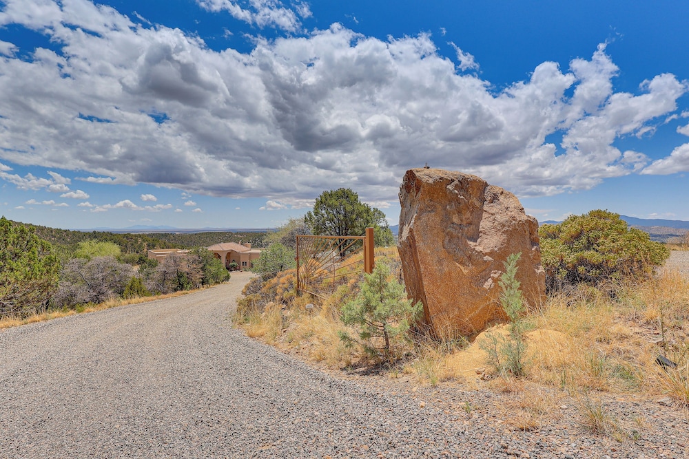 Panoramic Vistas & Pergola: Silver City Escape!