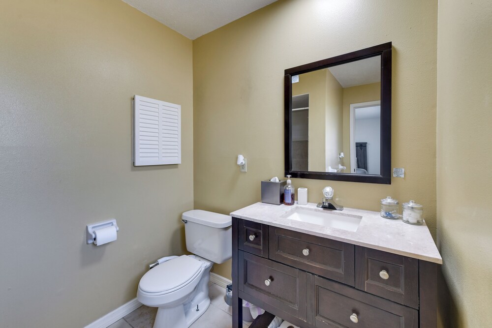 7 Mi to Siesta Beach: Home w/ Furnished Patio!